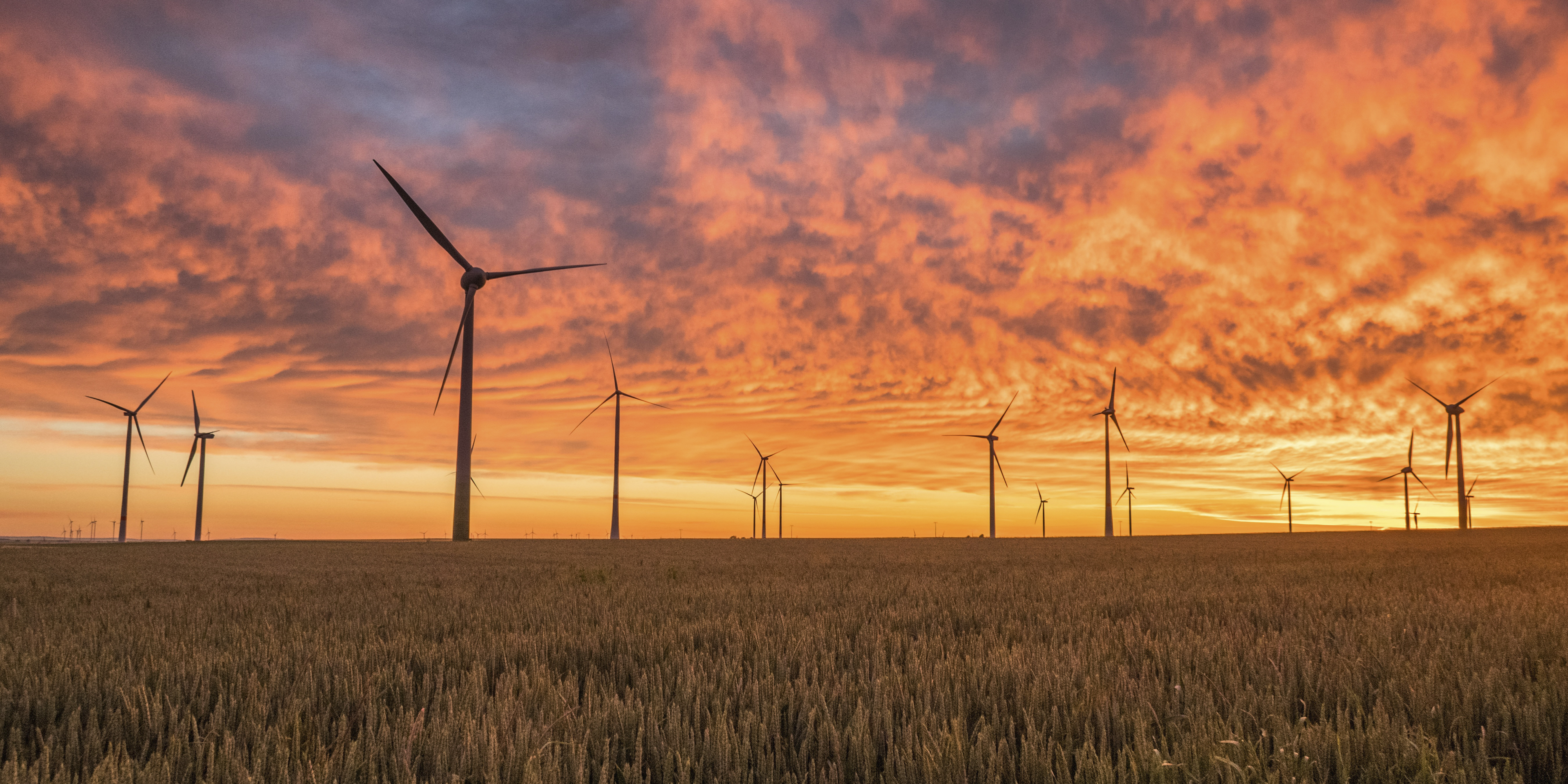 Windräder mit Sonnenuntergang