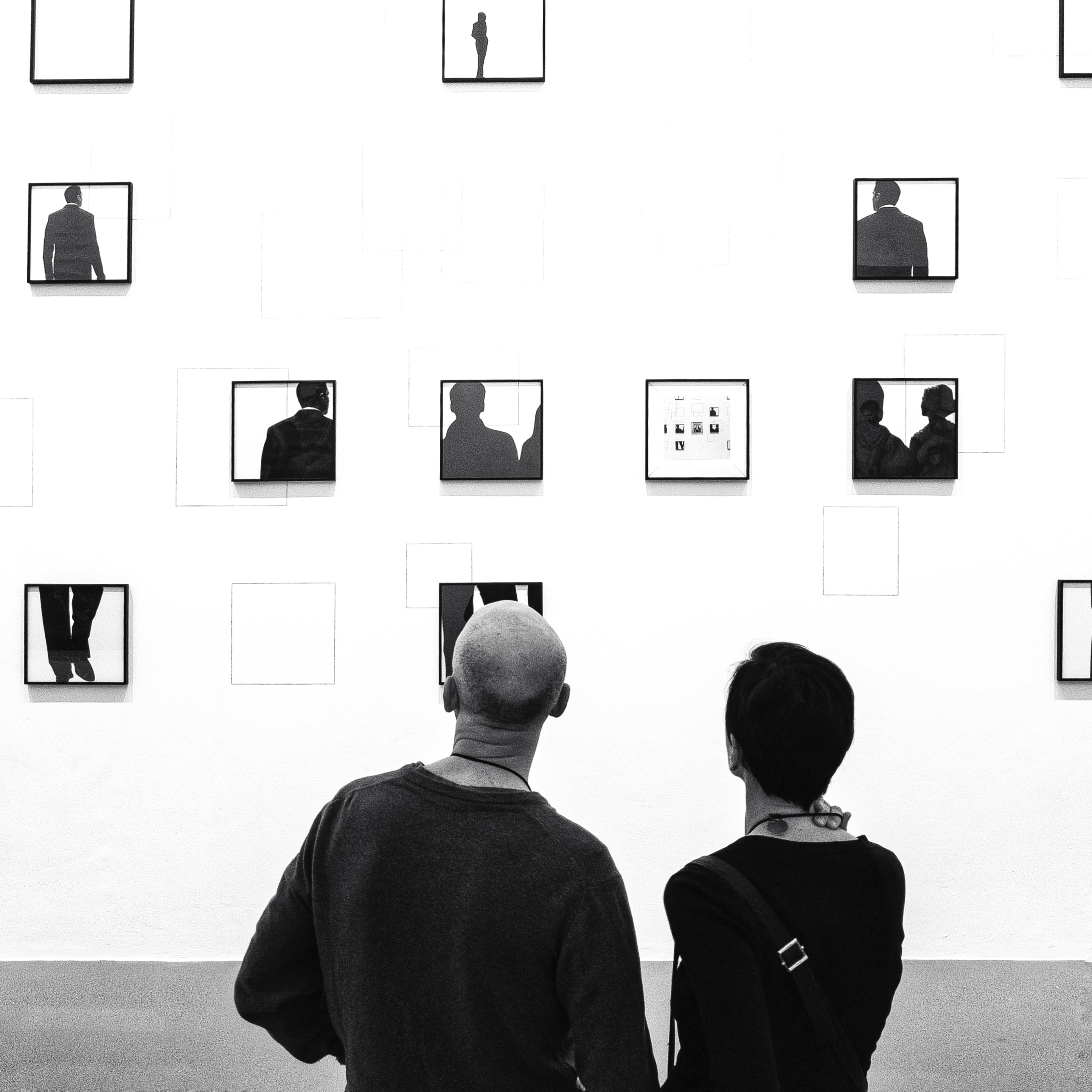 Frau und Mann schauen auf Museumswand