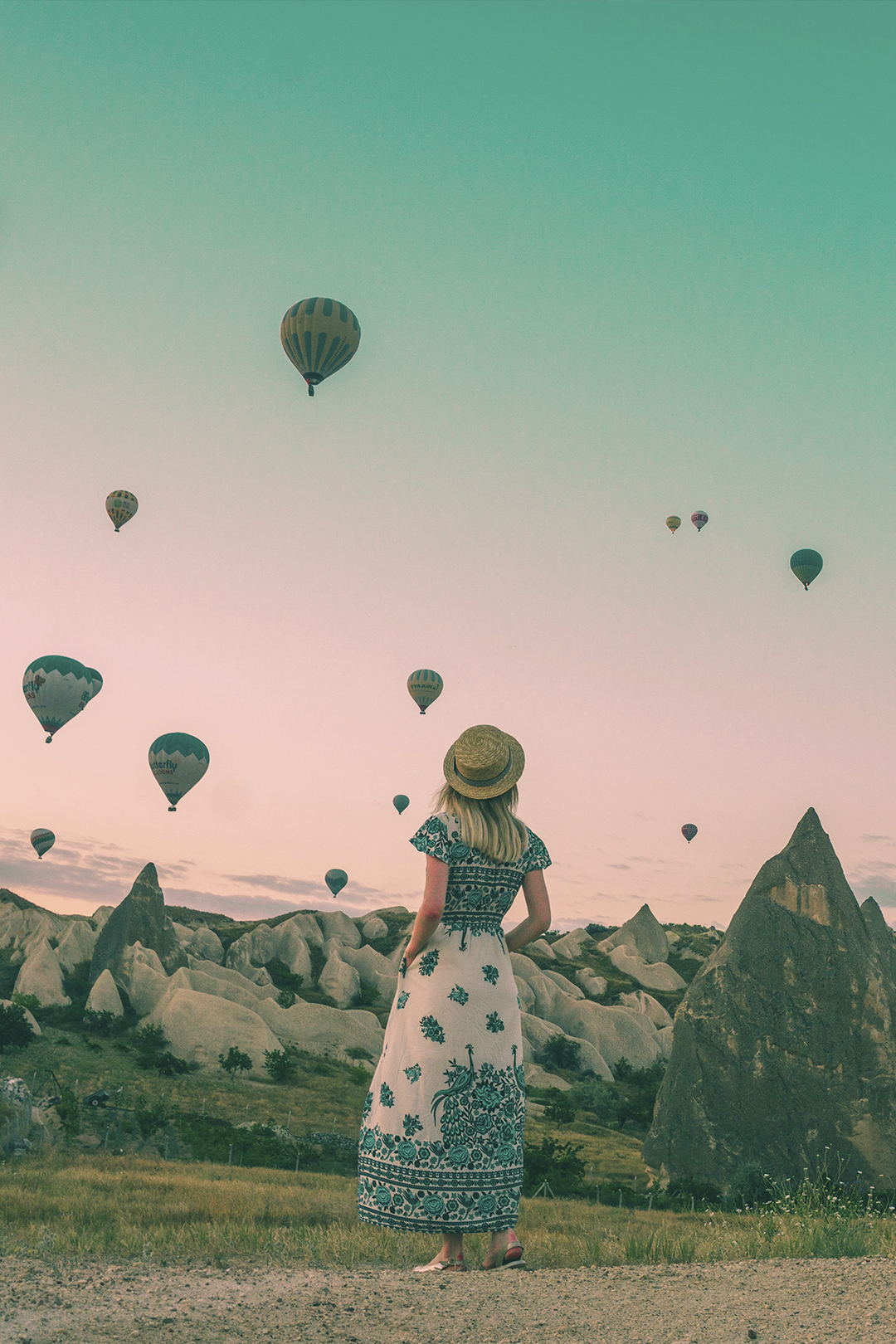 Frau schaut Heißluftballons zu